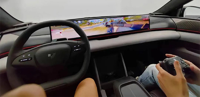 輕松與人自然交流 極越01把汽車(chē)機(jī)器人玩明白了