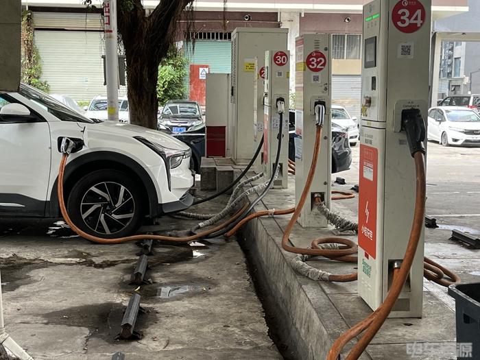 “貨車禁入，小車通行”，充電站的“雙標(biāo)”行為