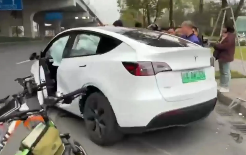 特斯拉前腳二審勝訴，后腳“貼地飛行”連撞11車