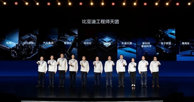 智能化砸1000億，比亞迪下半場(chǎng)領(lǐng)先靠“璇璣”