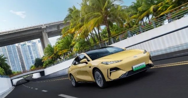 銀河與領(lǐng)克各推3款車，吉利打響2024“反擊戰(zhàn)”