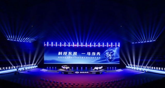 搭載全新技術(shù)的風(fēng)神L7亮相，東風(fēng)挑戰(zhàn)新能源年銷百萬輛