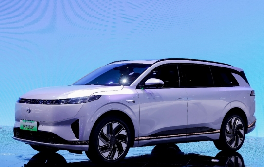 東風(fēng)奕派北京車展再上新，家庭智能大型SUV eπ008預(yù)售五小時(shí)訂單破萬