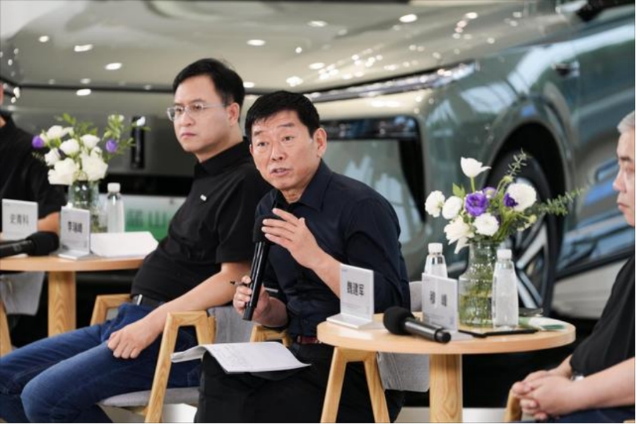 追著“靈魂”跑的魏建軍，這次真的急了