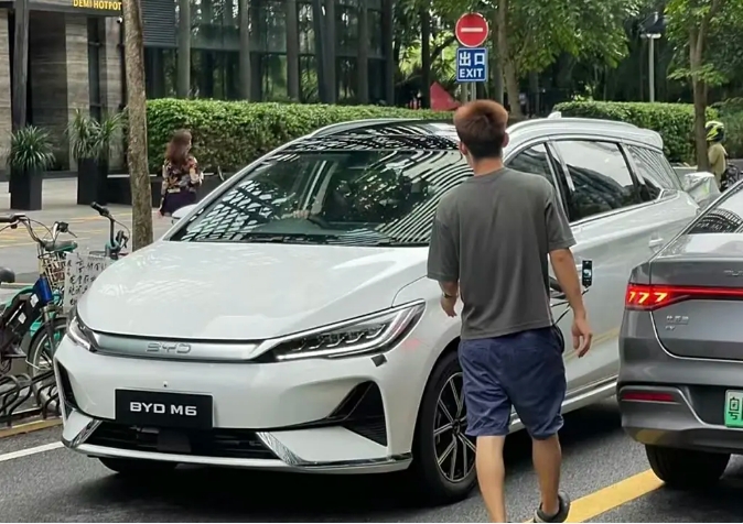 比亞迪M6純電版路試諜照曝光 疑似海外出口車型