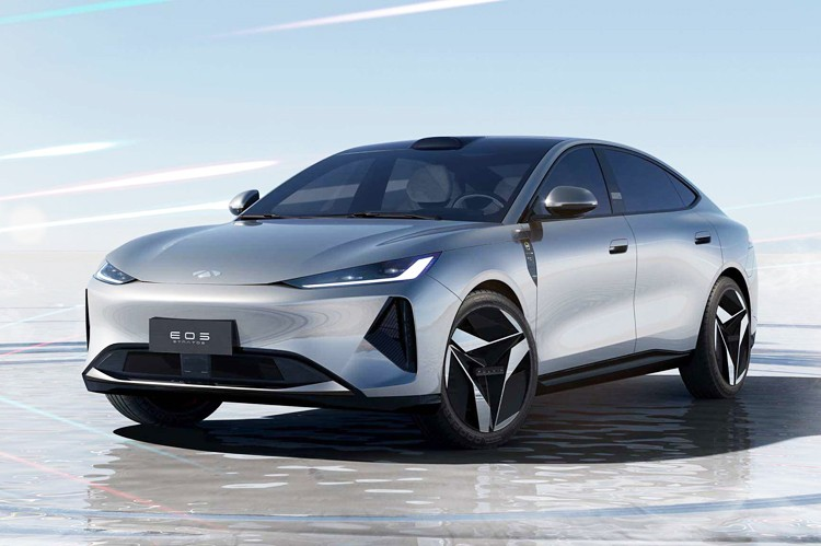 成都車展首發(fā)，奇瑞風云E05顏值很在線