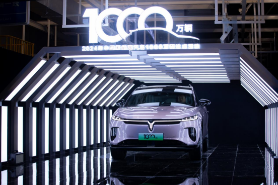 再迎全新里程碑 中國新能源汽車產(chǎn)銷首次達(dá)成年度1000萬輛