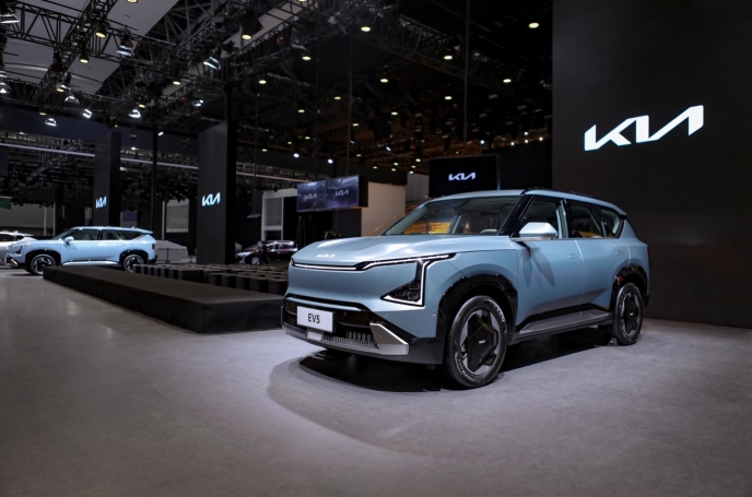 起亞攜多款產(chǎn)品亮相廣州車展 2025款EV5起售價(jià)14.98萬(wàn)