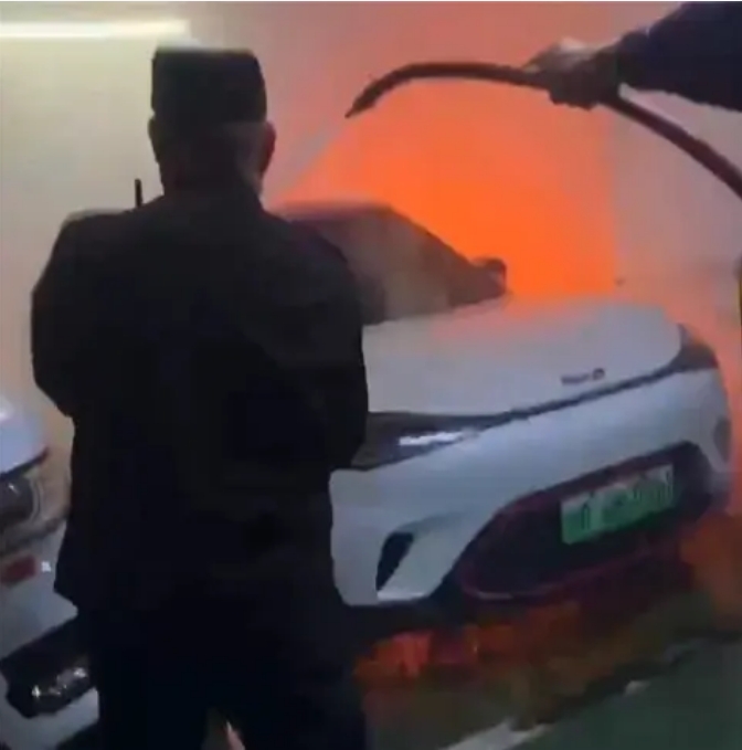 曝smart精靈電動(dòng)車地庫起火 底盤竄出大量明火