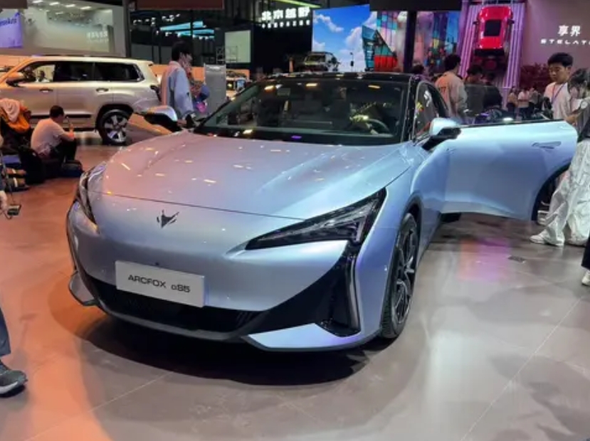 極狐新阿爾法S5上海車展煥新上市 零售價(jià)11.98萬起