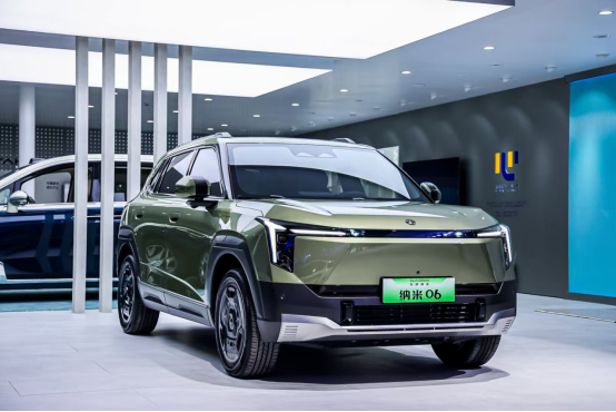 “天元智能”首款量產(chǎn)純電車型 東風(fēng)納米06亮相上海車展